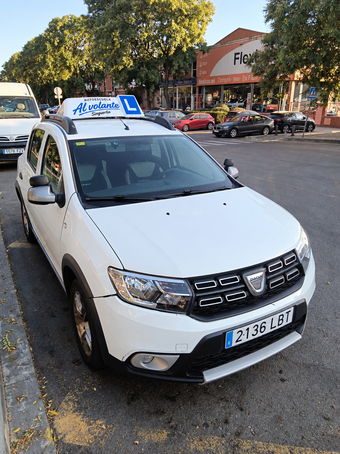 Coche de prácticas de Autoescuela Al Volante.