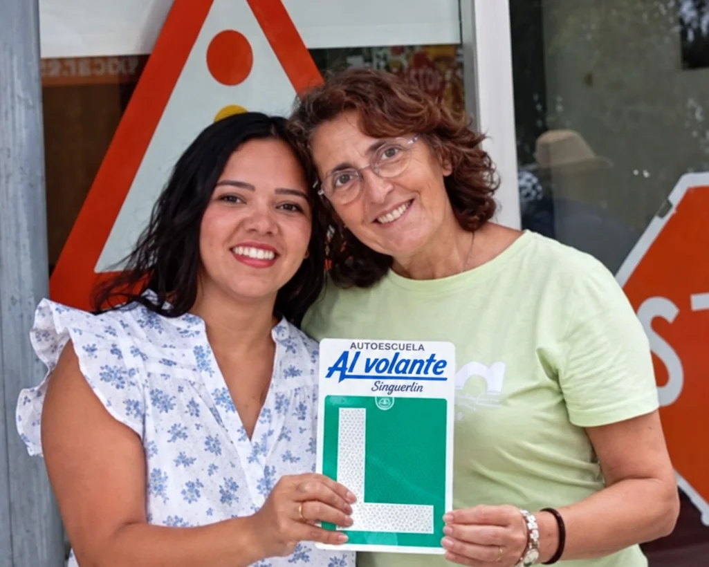 Alejandra Jiménez junto al equipo de Autoescuela Al Volante.